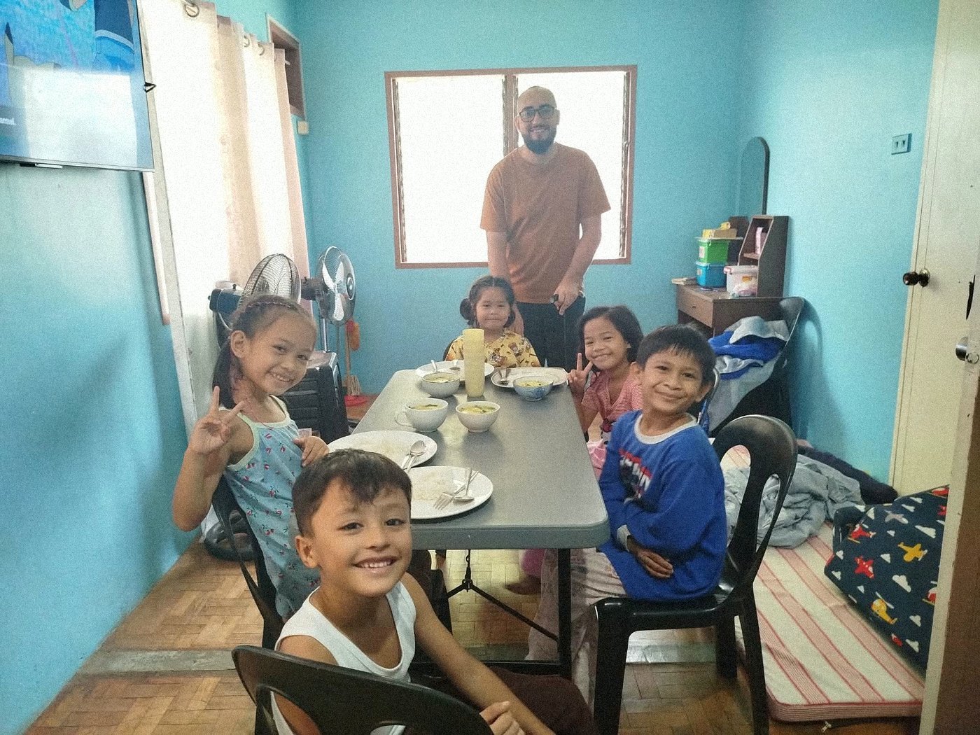 Crianças almoçando com o Pr. Paulo